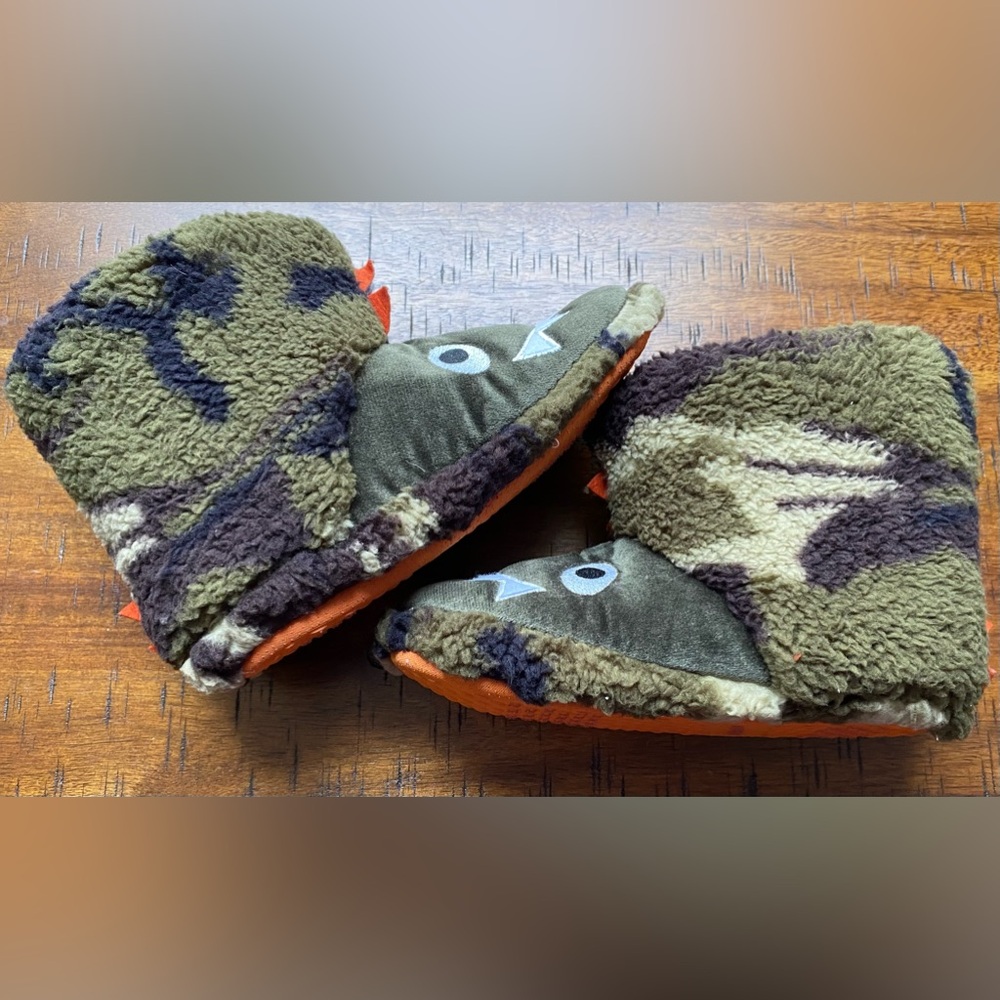 •NEW•Totes Cozy Camo Dino Machine Washable Bootie Slippers- 13/1